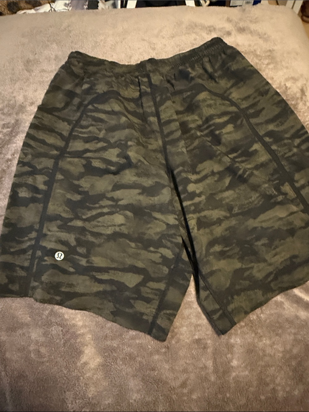 Men's LuluLemon Olive Green Camo Performance Shorts - Picture 4 of 5